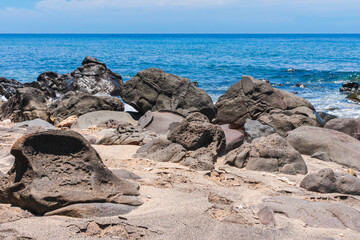 Fototapeta na wymiar rocks on the beach with ocean