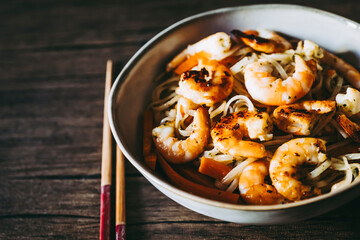 Plat de nouilles chinoises carottes et crevettes sautées aux épices