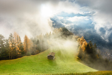 Herbstlandschaft im Nebel bei kommender Sonne
