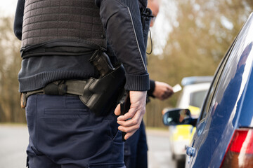 Polizist bei einer Verkehrskontrolle