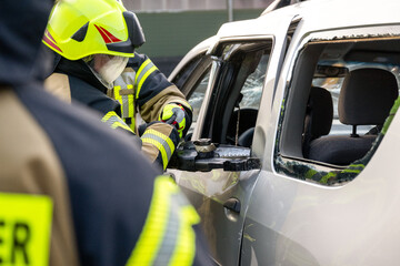 Feuerwehr mit hydraulischem Rettungsgerät an einem Unfallort