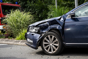 Verkehrsunfall im Straßenverkehr - beschädigtes Auto