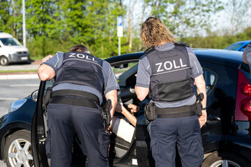 Zollbeamte kontrollieren ein Auto - Zoll im Einsatz