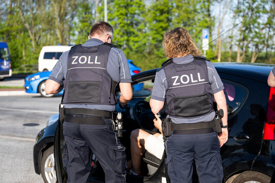 Zollbeamte kontrollieren ein Auto - Zoll im Einsatz