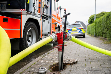 Hydrant bei einem Feuerwehreinsatz