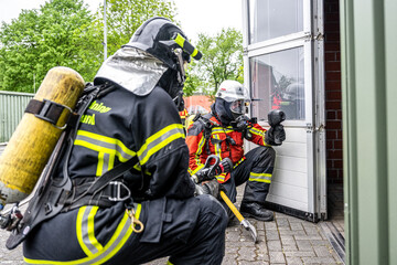Feuerwehrmänner unter Atemschutz - Feuerwehr