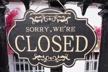 Schild mit der Aufschrift in Englisch Sorry, we`re Closed 