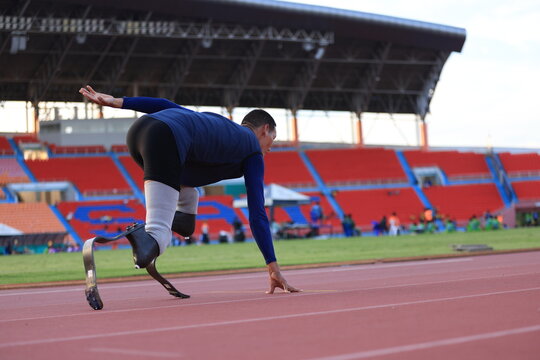 disabled male athlete with a running blade ready to start a run