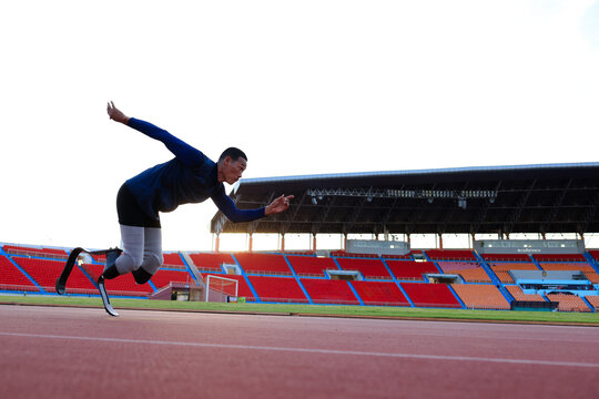disabled male athlete with a running blade ready to start a run