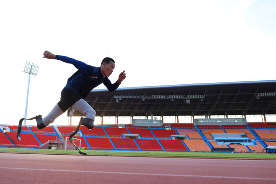 disabled male athlete with a running blade ready to start a run