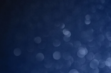 Fondo azul oscuro con luces efecto bokeh ideal para diseño de navidad/fin de año/fiestas/celebración. Se puede usar como fondo