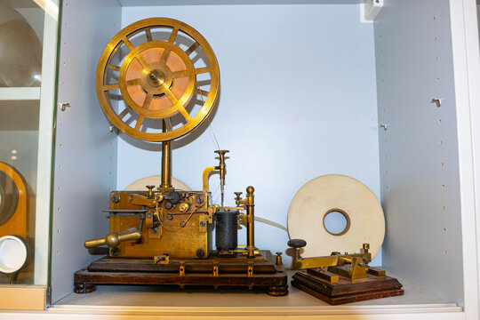Telegraph machine to send Morse code or to receive it on a paper tape