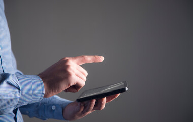 man hand holding smart phone