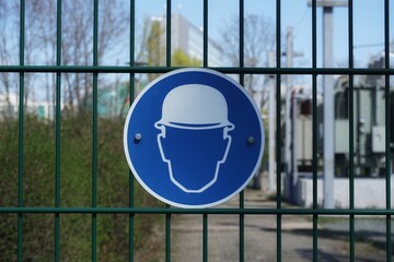 Schild mit Schutzhelmpflicht
