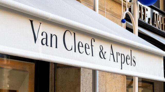 Paris, France - 22 novembre 2023: Auvent de la boutique Van Cleef et Arpels Place Vend&ocirc;me. Van Cleef et Arpels est une entreprise fran&ccedil;aise de joaillerie, d'horlogerie et de parfums de luxe