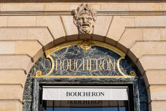 Paris, France - 22 novembre 2023: Enseigne de la boutique Boucheron situ&eacute;e Place Vend&ocirc;me &agrave; Paris. Boucheron est une entreprise fran&ccedil;aise sp&eacute;cialis&eacute;e dans la joaillerie, l'horlogerie et le luxe