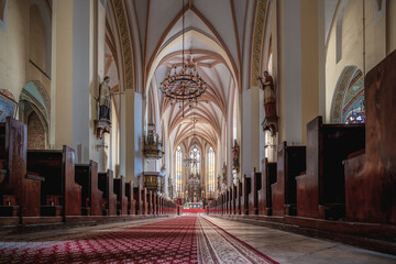 gotyckie sklepienie w średniowiecznym kościele katolickim