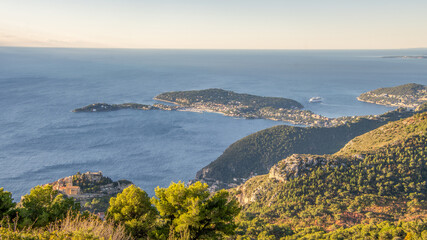 Vue sur Eze, village m&eacute;di&eacute;val perch&eacute; de la C&ocirc;te d'Azur