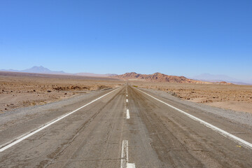 Região da placa do Trópico de Capricórnio no deserto do Atacama, Chile, na rota 23 antes do povoado de Socaire.