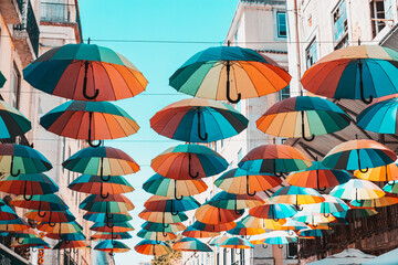 Regenschirme auf der Pink Street Lissabon - Portugal