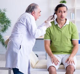Obraz premium Male patient visiting doctor otolaryngologist