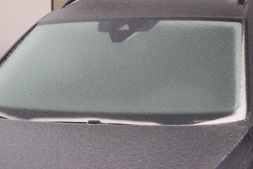 Eisregen mit Eis überzogenes Auto. Graues Auto mit Eisregen bedeckt, Eiszapfen, Schlechtes...