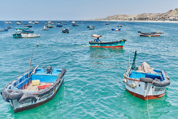Obraz premium Fishing vessels anchored in a tourist area on the Pacific coast