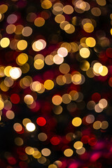 Lumières de fête scintillantes dans un sapin de Noël pouvant servir d'arrière plan ou fond de page pour une carte de vœux.