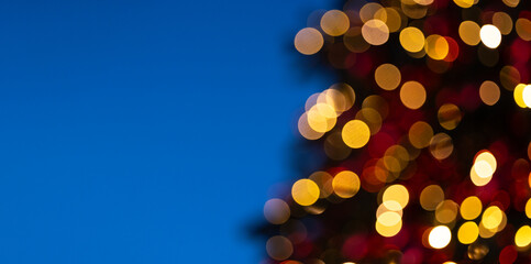 Lumières de fête scintillantes dans un sapin de Noël pouvant servir d'arrière plan ou fond de...