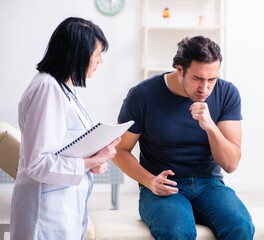 Obraz premium Young male patient visiting aged female doctor