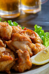 鶏の唐揚げ、食卓の家庭料理、和食