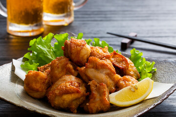 鶏の唐揚げ、食卓の家庭料理、和食