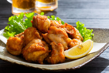 鶏の唐揚げ、食卓の家庭料理、和食