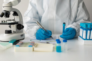 Healthcare researchers working in life science laboratories also work. Microscopes and test tubes: Scientists evaluate and analyze study data.