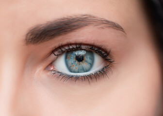 Obraz premium 美しい白人女性のブルーの瞳、虹彩、目のマクロ撮影 クローズアップ AI生成画像