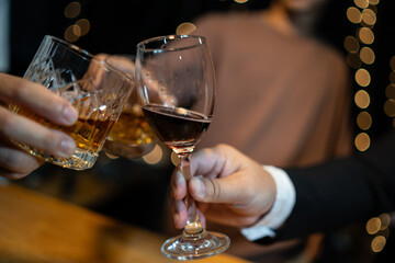 Celebration night, pour whiskey into a glass. Give to friends who come to celebrate