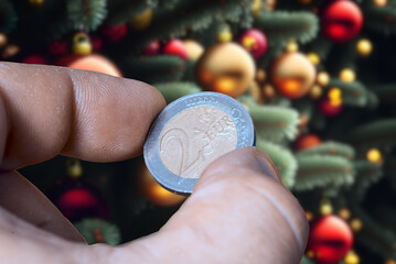 Weihnachtsbaum und eine 2 Euro Münze