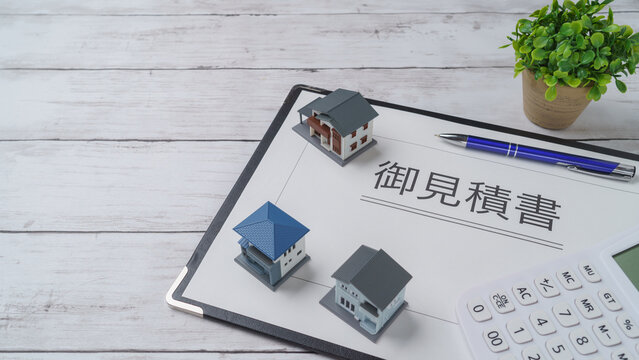 模型の家と電卓と見積書(日本語)