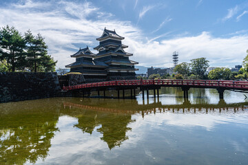 水面に反射する松本城