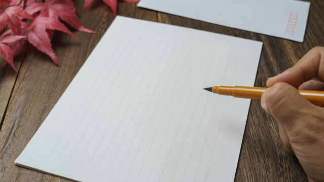 和風の便箋と筆ペンと紅葉　秋のお便りイメージ