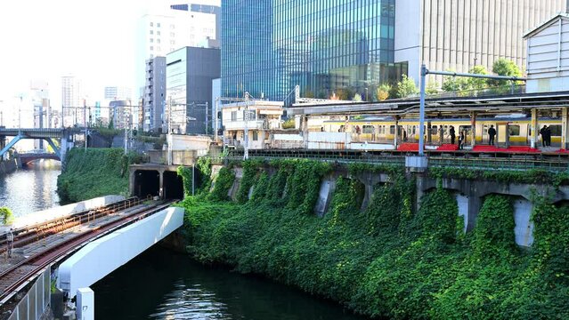 (東京都-風景４K)聖橋近くの神田川周辺風景２