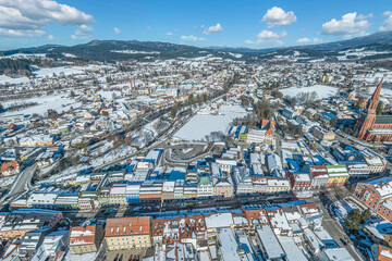 Panorama-Ausblick auf Zwiesel im Winter an einem kalten, sonnigen Tag
