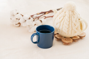Obraz na płótnie Canvas 白のニットのティーコージー,冬,北欧の食器で紅茶の時間,コットンフラワー
