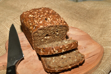 Sliced bread and a knife on a cutting board.