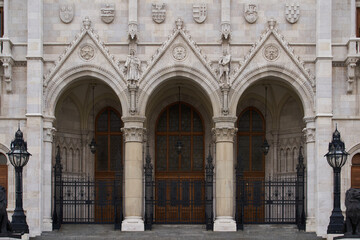 Fototapeta premium Entrance to the Hungarian Parliament Building (Hungarian: Országház). Budapest, Hungary - 7 May, 2019