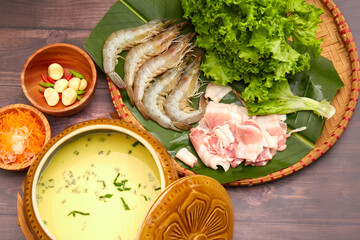 Banh Xeo is a traditional Vietnamese cake. Cake ingredients include flour, shrimp, pork, twisted...