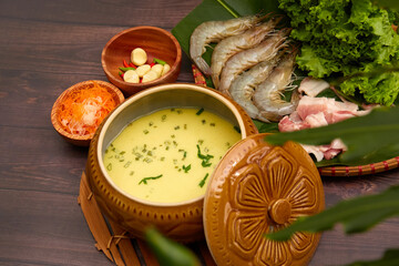 Banh Xeo is a traditional Vietnamese cake. Cake ingredients include flour, shrimp, pork, twisted...