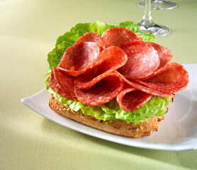 Salami Broetchen mit Salat, salami, Brotzeit, isoliert, Bürosnack,