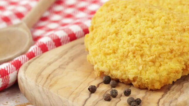 cordon bleu, en gros plan, sur une planche &agrave; d&eacute;couper