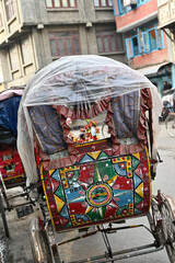 ネパールやインドで幅広く使われるリキシャという乗り物の写真